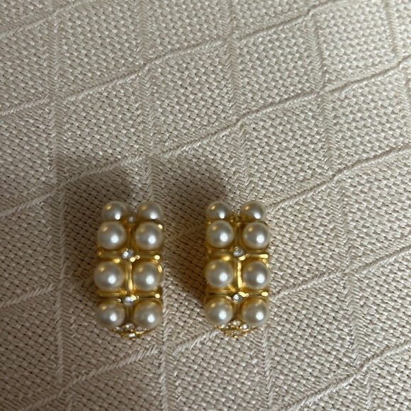 Vintage Clip-on Faux Gold Pearl Earrings Nolan Miller Glamour Collection - Picture 2 of 3